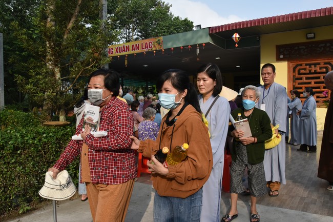 Offerings to Thanh Phap Branch and giving gifts in Dong Nai