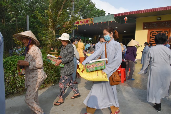 Offerings to Thanh Phap Branch and giving gifts in Dong Nai