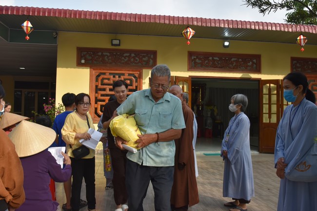 Offerings to Thanh Phap Branch and giving gifts in Dong Nai