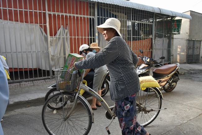 Offerings to Thanh Phap Branch and giving gifts in Dong Nai