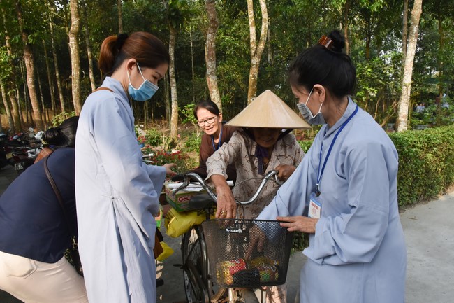 Offerings to Thanh Phap Branch and giving gifts in Dong Nai