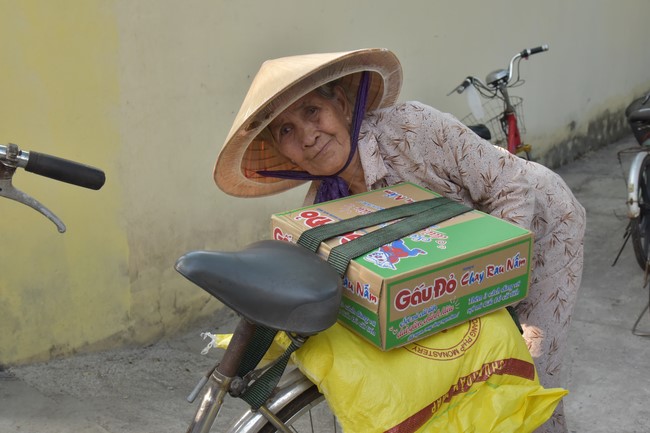 Offerings to Thanh Phap Branch and giving gifts in Dong Nai