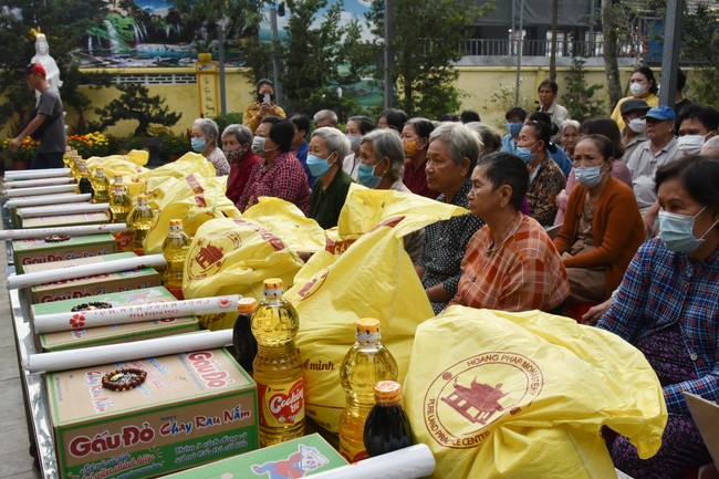 Offerings to Thanh Phap Branch and giving gifts in Dong Nai