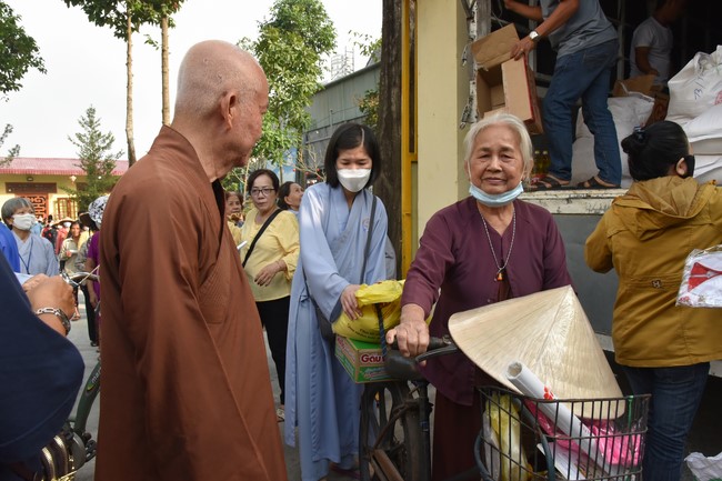 Offerings to Thanh Phap Branch and giving gifts in Dong Nai