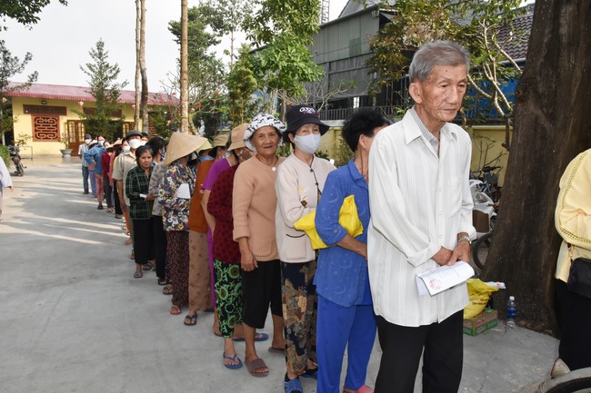 Offerings to Thanh Phap Branch and giving gifts in Dong Nai