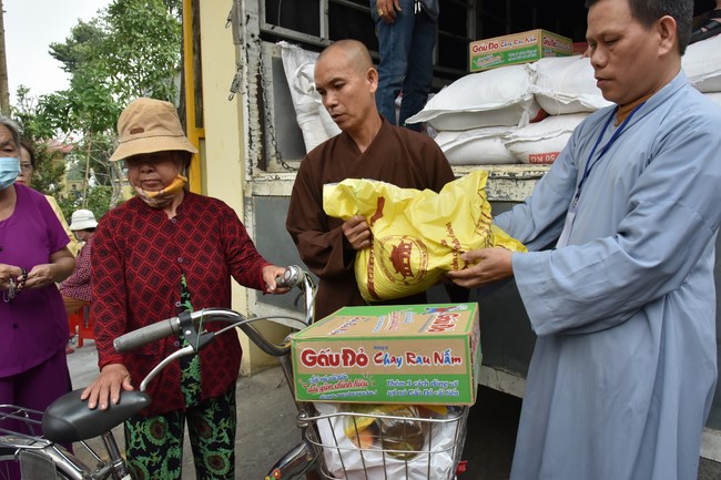 Offerings to Thanh Phap Branch and giving gifts in Dong Nai