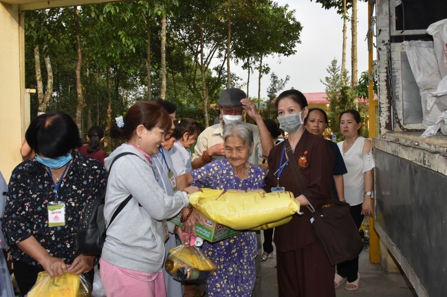 Offerings to Thanh Phap Branch and giving gifts in Dong Nai