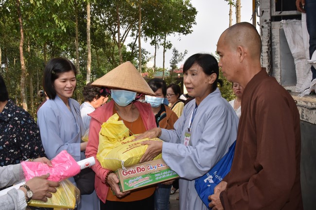 Offerings to Thanh Phap Branch and giving gifts in Dong Nai