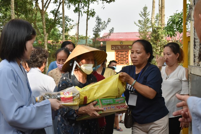 Offerings to Thanh Phap Branch and giving gifts in Dong Nai
