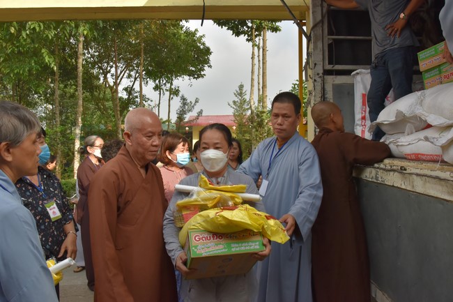 Offerings to Thanh Phap Branch and giving gifts in Dong Nai