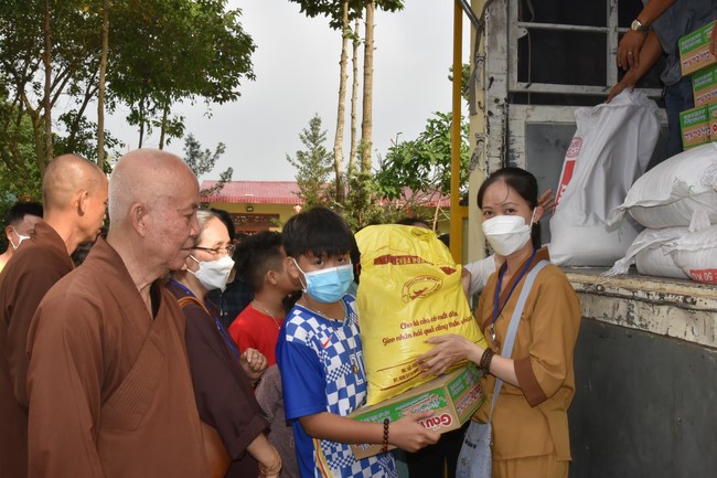 Offerings to Thanh Phap Branch and giving gifts in Dong Nai