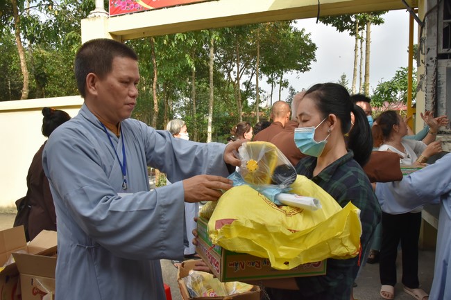Offerings to Thanh Phap Branch and giving gifts in Dong Nai