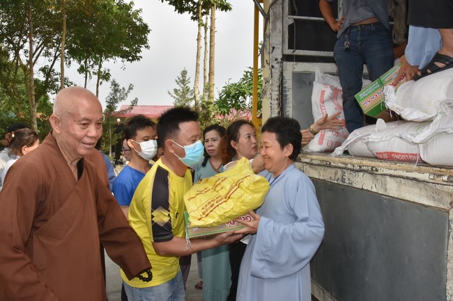 Offerings to Thanh Phap Branch and giving gifts in Dong Nai