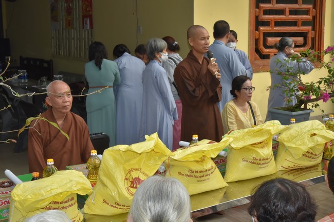 Offerings to Thanh Phap Branch and giving gifts in Dong Nai
