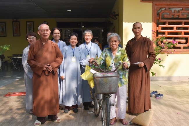 Offerings to Thanh Phap Branch and giving gifts in Dong Nai