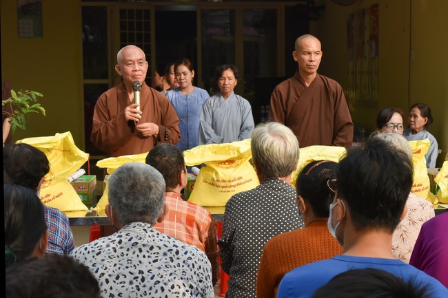 Offerings to Thanh Phap Branch and giving gifts in Dong Nai
