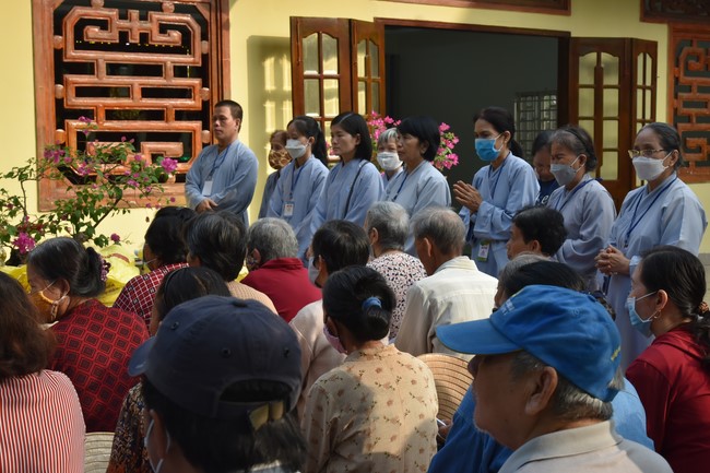 Offerings to Thanh Phap Branch and giving gifts in Dong Nai