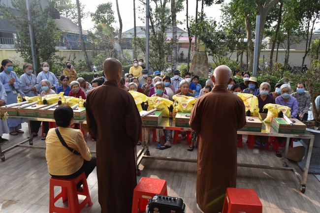 Offerings to Thanh Phap Branch and giving gifts in Dong Nai