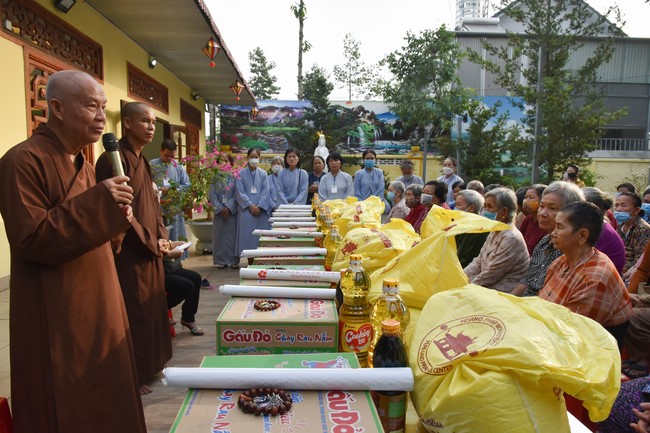 Offerings to Thanh Phap Branch and giving gifts in Dong Nai