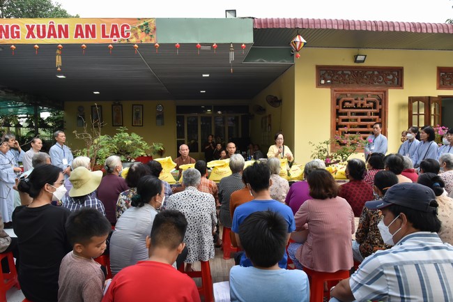 Offerings to Thanh Phap Branch and giving gifts in Dong Nai