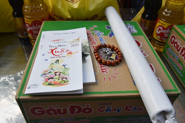Offerings to Thanh Phap Branch and giving gifts in Dong Nai