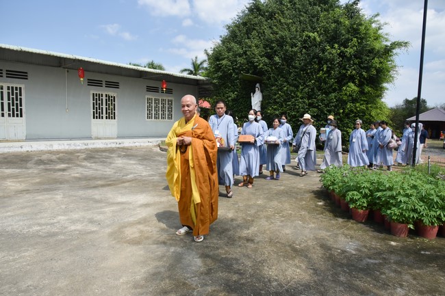 Offerings to Tay Phap pagoda and giving gifts in Tay Ninh