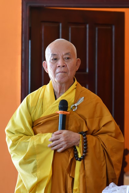Offerings to Tay Phap pagoda and giving gifts in Tay Ninh
