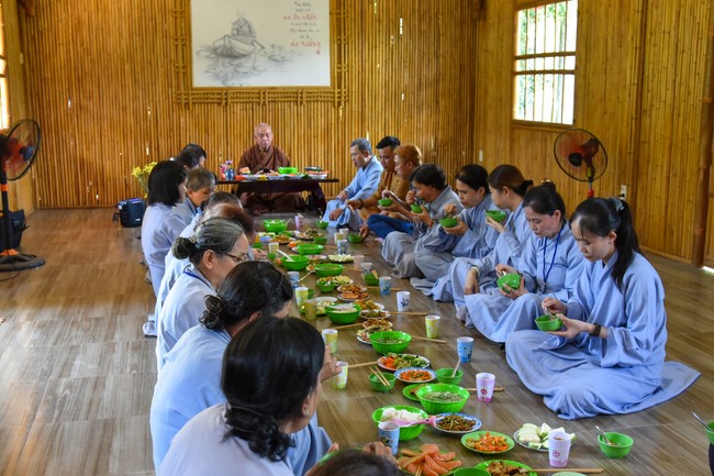 Offerings to Tay Phap pagoda and giving gifts in Tay Ninh