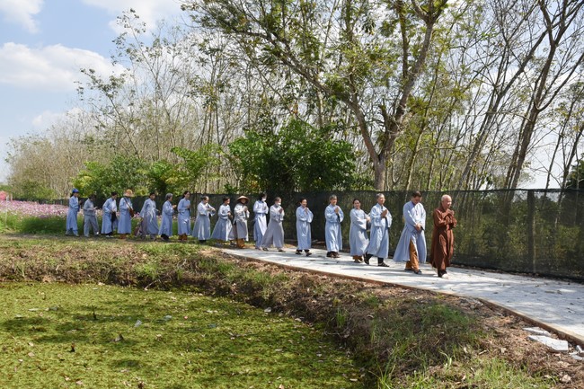 Offerings to Tay Phap pagoda and giving gifts in Tay Ninh