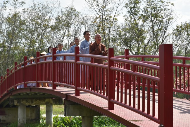 Offerings to Tay Phap pagoda and giving gifts in Tay Ninh