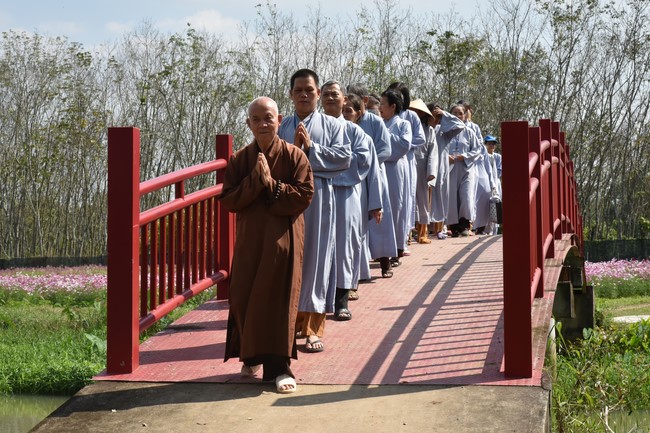 Offerings to Tay Phap pagoda and giving gifts in Tay Ninh