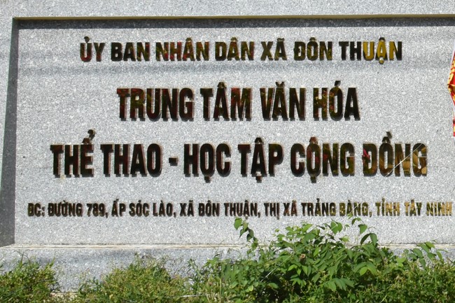 Offerings to Tay Phap pagoda and giving gifts in Tay Ninh