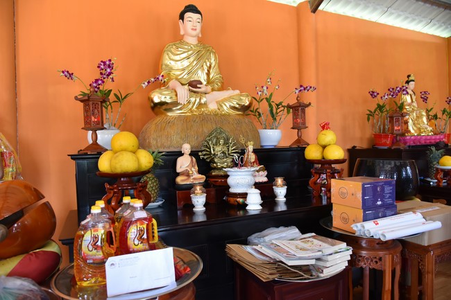 Offerings to Tay Phap pagoda and giving gifts in Tay Ninh