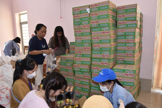 Offerings to Tay Phap pagoda and giving gifts in Tay Ninh