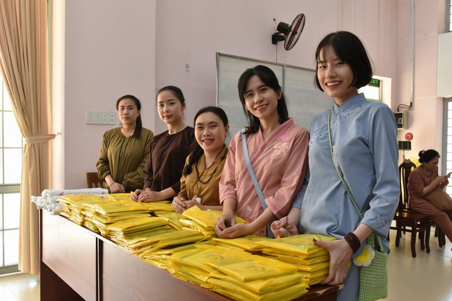 Offerings to Tay Phap pagoda and giving gifts in Tay Ninh