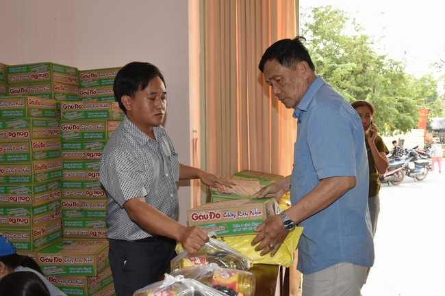 Offerings to Tay Phap pagoda and giving gifts in Tay Ninh