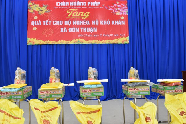 Offerings to Tay Phap pagoda and giving gifts in Tay Ninh