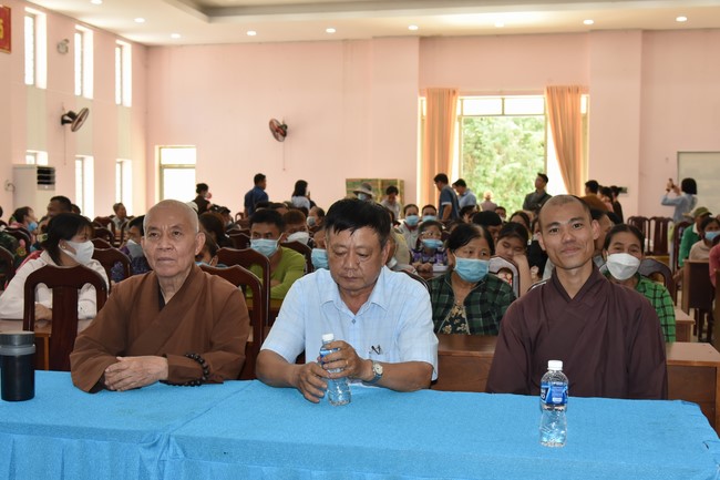 Offerings to Tay Phap pagoda and giving gifts in Tay Ninh