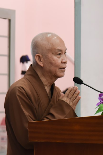 Offerings to Tay Phap pagoda and giving gifts in Tay Ninh