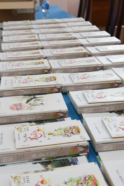 Offerings to Tay Phap pagoda and giving gifts in Tay Ninh