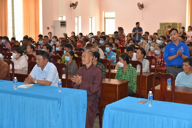 Offerings to Tay Phap pagoda and giving gifts in Tay Ninh
