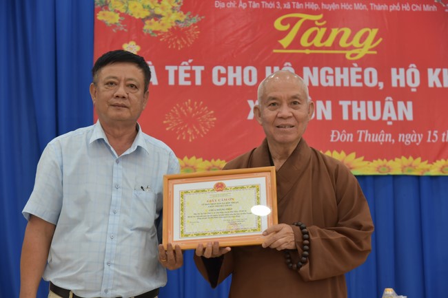 Offerings to Tay Phap pagoda and giving gifts in Tay Ninh