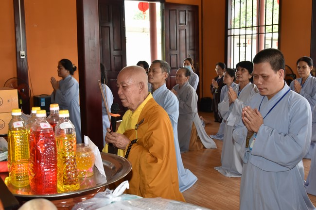 Offerings to Tay Phap pagoda and giving gifts in Tay Ninh