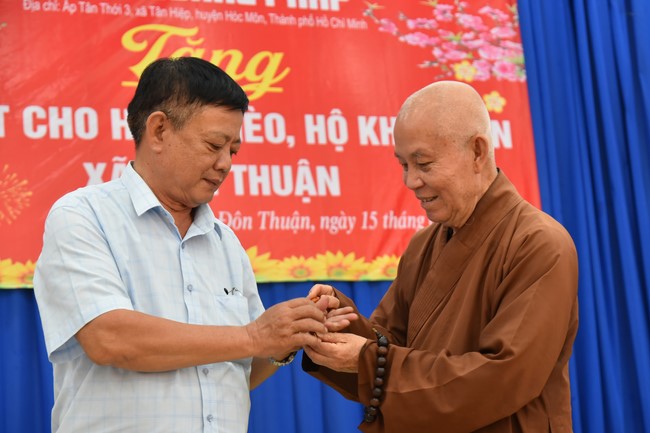 Offerings to Tay Phap pagoda and giving gifts in Tay Ninh