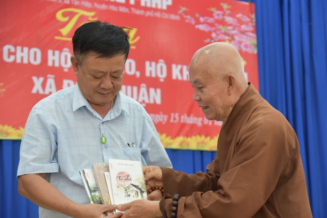 Offerings to Tay Phap pagoda and giving gifts in Tay Ninh