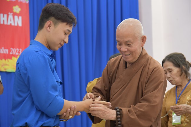 Offerings to Tay Phap pagoda and giving gifts in Tay Ninh