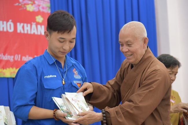 Offerings to Tay Phap pagoda and giving gifts in Tay Ninh