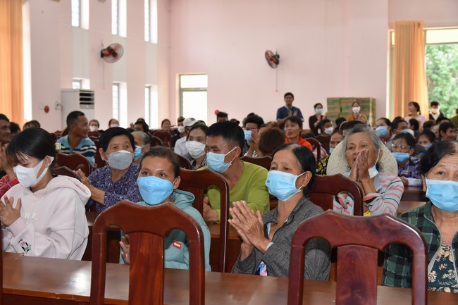 Offerings to Tay Phap pagoda and giving gifts in Tay Ninh