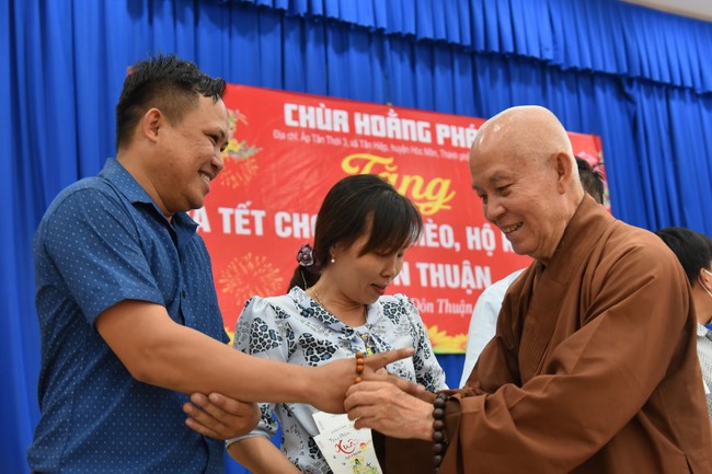 Offerings to Tay Phap pagoda and giving gifts in Tay Ninh