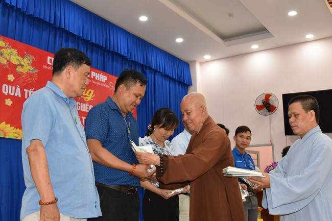 Offerings to Tay Phap pagoda and giving gifts in Tay Ninh